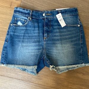 The cut off short Sz 25. High rise, regular fit. Frayed him five pocket styling.